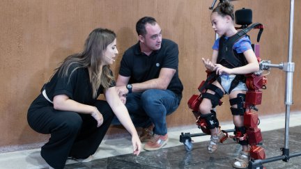 Una niña con parálisis cerebral utiliza el exoesqueleto pediátrico. / Gobierno de Aragón