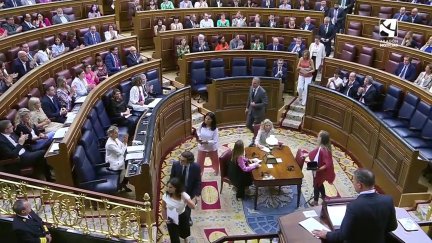 Los diputados de Vox han dejado en señal de protesta los auriculares en el escaño del presidente en funciones del Gobierno de España, Pedro Sánchez.