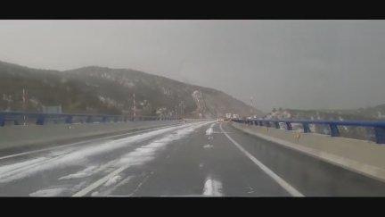 Así ha quedado la A-23 en el puerto de Paniza tras la granizada.