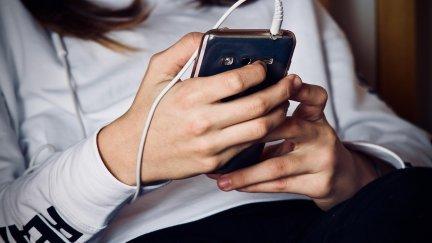 El uso diario de los dispositivos móviles para cuestiones de ocio alcanza las 6 horas y 41 minutos por parte de los jóvenes. / Pixabay