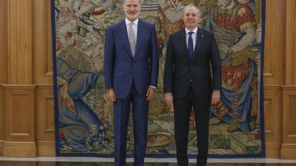 El rey Felipe VI (i) recibe en audiencia al presidente de Aragón, Jorge Azcón, en el palacio de la Zarzuela, este miércoles en Madrid. / EFE