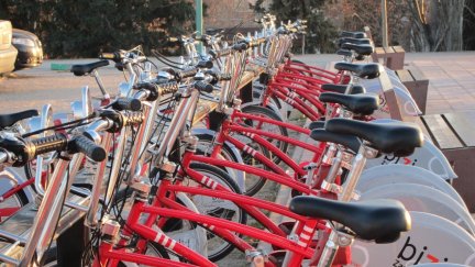Bicicletas del actual servicio Bizi en una de sus estaciones de anclaje. / Europa Press