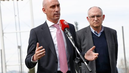 Andreu Camps observa una comparecencia de Rubiales