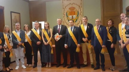 El consejero de Medio Ambiente y Turismo, Manuel Blasco, durante su visita al Ayuntamiento de Alcañiz