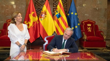 La alcaldesa de Zaragoza, Natalia Chueca, junto al presidente de Aragón, Jorge Azcón, este jueves. / Ayuntamiento de Zaragoza