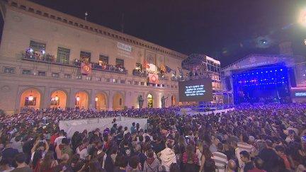 La plaza del Pilar se vuelca con el pregón de las fiestas