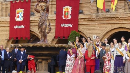 Varias jóvenes pisan las primeras uvas de la cosecha 2023 este sábado en Cariñena (Zaragoza).