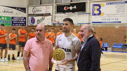 Aharón Gámiz posa con el trofeo de campeón.