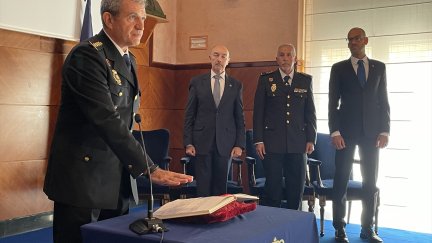 El nuevo comisario provincial de la Policía Nacional en Zaragoza, Francisco Javier Abadía Tirado, jura su cargo en un acto celebrado en la Delegación del Gobierno en Aragón. / Europa Press.