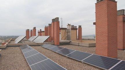Un tejado con placas fotovoltaicas.