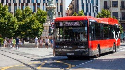 Varios autobuses urbanos circulando por la Plaza de España de Zaragoza.