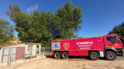 Camión de bomberos de la DPZ que suministra agua potable / DPZ