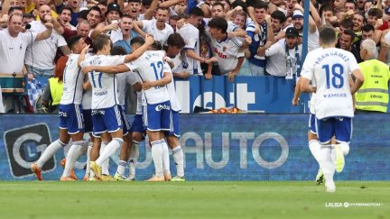 Los jugadores del Real Zaragoza celebran un gol en La Romareda.