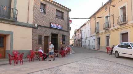 El Ayuntamiento de Villanueva de Huerva ha repartido más de 400 garrafas de agua embotellada entre los vecinos.
