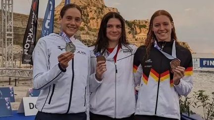 Clara Martínez de Salinas posa con la medalla de plata.