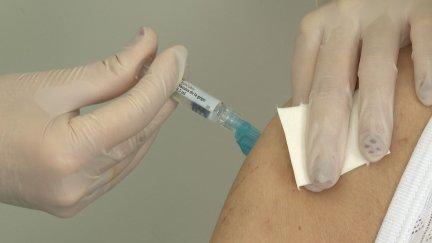 Se trata del tercer año que se inoculan las vacunas de covid y gripe en un día.
