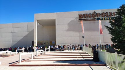 Se han formado largas colas este lunes para poder adquirir las entradas. / Dinópolis Teruel