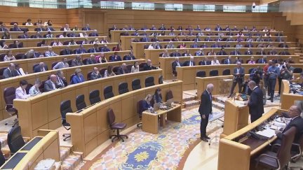 La toma de posesión ha coincidido con el debate de una moción impulsada por el Partido Popular contra una posible amnistía.