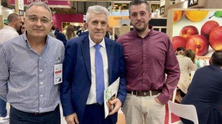 El consejero de Agricultura Ángel Samper, en el centro de la imagen, visita el stand de Alimentos de Aragón, en Fruit Attraction. / Gobierno de Aragón