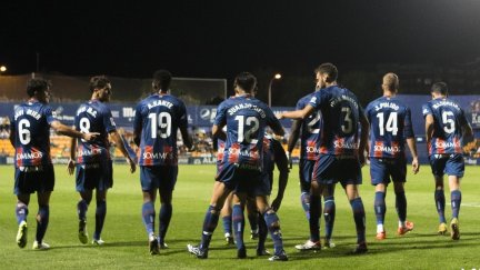 Los jugadores de la SD Huesca celebran uno de los goles de la victoria en Alcorcón.