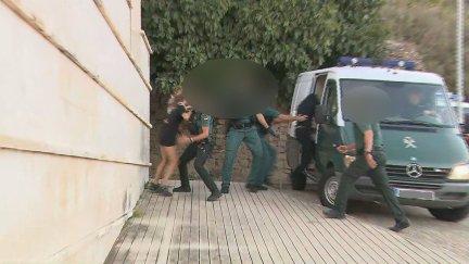 A la salida del detenido se han vivido momentos de tensión.