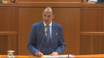 José Luis Bancalero, consejero de Sanidad, en el pleno de las Cortes.