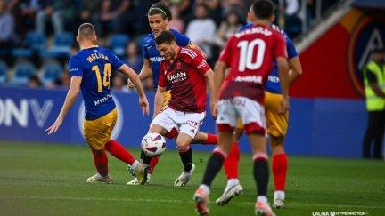 Manu Vallejo se intenta zafar de varios rivales contra el FC Andorra. Foto: LaLiga