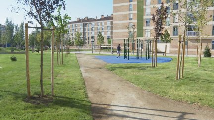 Nuevos árboles, bancos y también mesas de picnic dan al espacio, de 11.000 metros cuadrados, una nueva imagen.