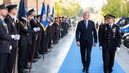 El persidente del Gobierno de Aragón, Jorge Azcón, a su llegada al acto celebrado en el Auditorio de Zaragoza. / Fabián Simón.
