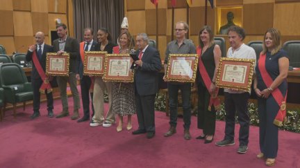 Medalla de oro de la ciudad y los hijos predilectos y adoptivos posan con las autoridades