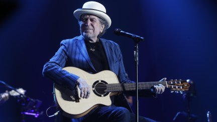 Comenzó Sabina el concierto recordando 'Cuando era más joven', tema que compuso en 1985, y continuó con otras canciones más recientes como 'Sintiéndolo mucho' y 'Lo niego todo'. / EFE