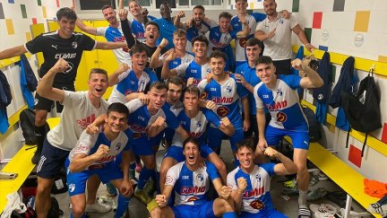 Los jugadores del CD Ebro celebran su victoria de este sábado.