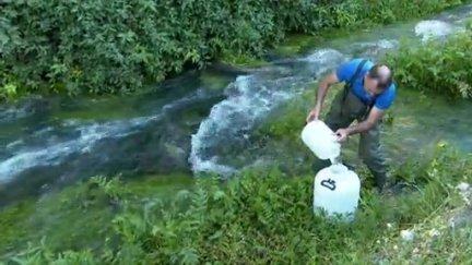 Momento en el que se realizó la captación de agua en el río Queiles para su análisis.
