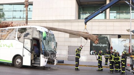 Autobús accidentado en la entrada de Cádiz que ha provocado tres fallecidos. / Europa Press.