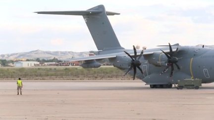 Un avión militar en el aeropuerto de Zaragoza