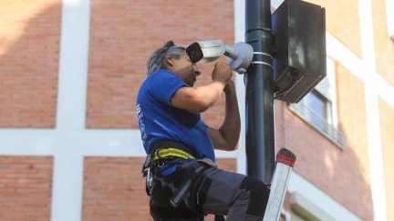 Una de las cámaras instaladas en el barrio OIiver de Zaragoza.
