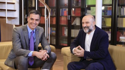 El presidente del Gobierno en funciones, Pedro Sánchez, se reúne este martes con el diputado del BNG, Néstor Rego. / Zipi Aragón