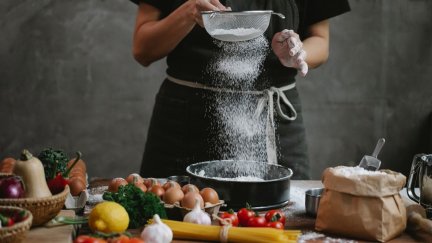 Una persona preparando una comida. / Canva