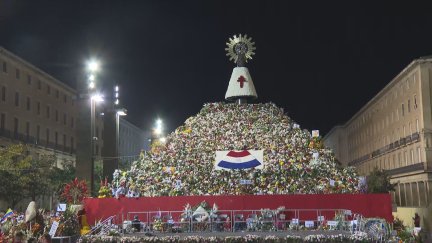 El manto de flores se ha completado sobre las 21:28 horas.