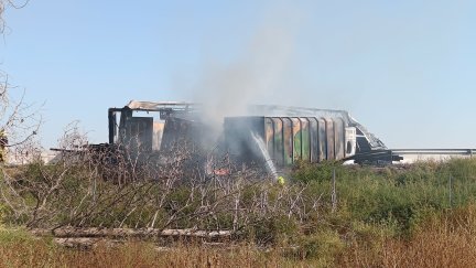 Los bomberos trabajaron durante horas para extinguir el fuego de los camiones.
