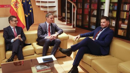 El presidente del Gobierno en funciones, Pedro Sánchez, junto al ministro de la Presidencia, Relaciones con las Cortes y Memoria Democrática, Félix Bolaños, se han reunido este miércoles con el portavoz de ERC en el Congreso, Gabriel Rufián. / EFE.