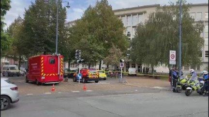 Las autoridades francesas, a las puertas del liceo Gambetta de Arras.