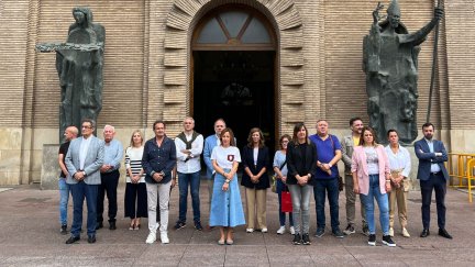 Minuto de silencio de la Corporación Municipal a las puertas del Consistorio. / Ayuntamiento de Zaragoza
