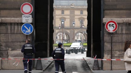 Agentes de la policía francesa, este sábado, vigilan el Museo del Louvre. | EFE