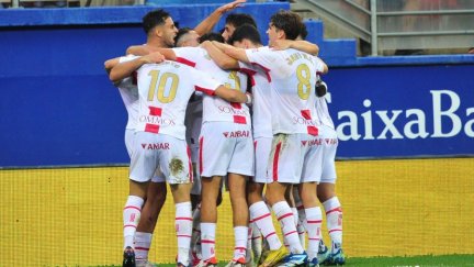 Los jugadores de la SD Huesca celebran su gol en Ipurúa.