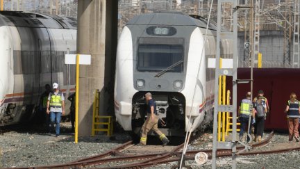 Policía, bomberos y la UME, trabajan en la zona donde se ha encontrado el cuerpo. / Europa Press