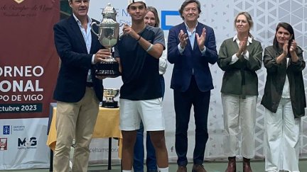 Alejo Sánchez levanta el trofeo del Torneo Internacional Club de Campo de Vigo.