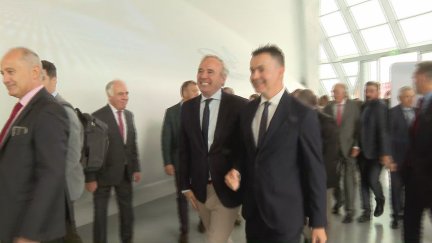 Héctor Gómez y Jorge Azcón durante la gala de los premios Impulso, en el Pabellón Puente.