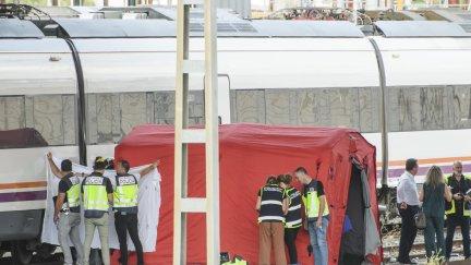 Momento en el que se produjo el levantamiento del cadáver el pasado lunes. / EFE