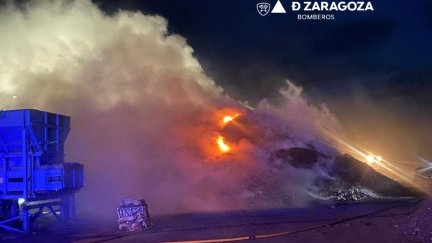 Imagen del fuego en la planta de reciclaje de vehículos de Calatayud. / Bomberos DPZ
